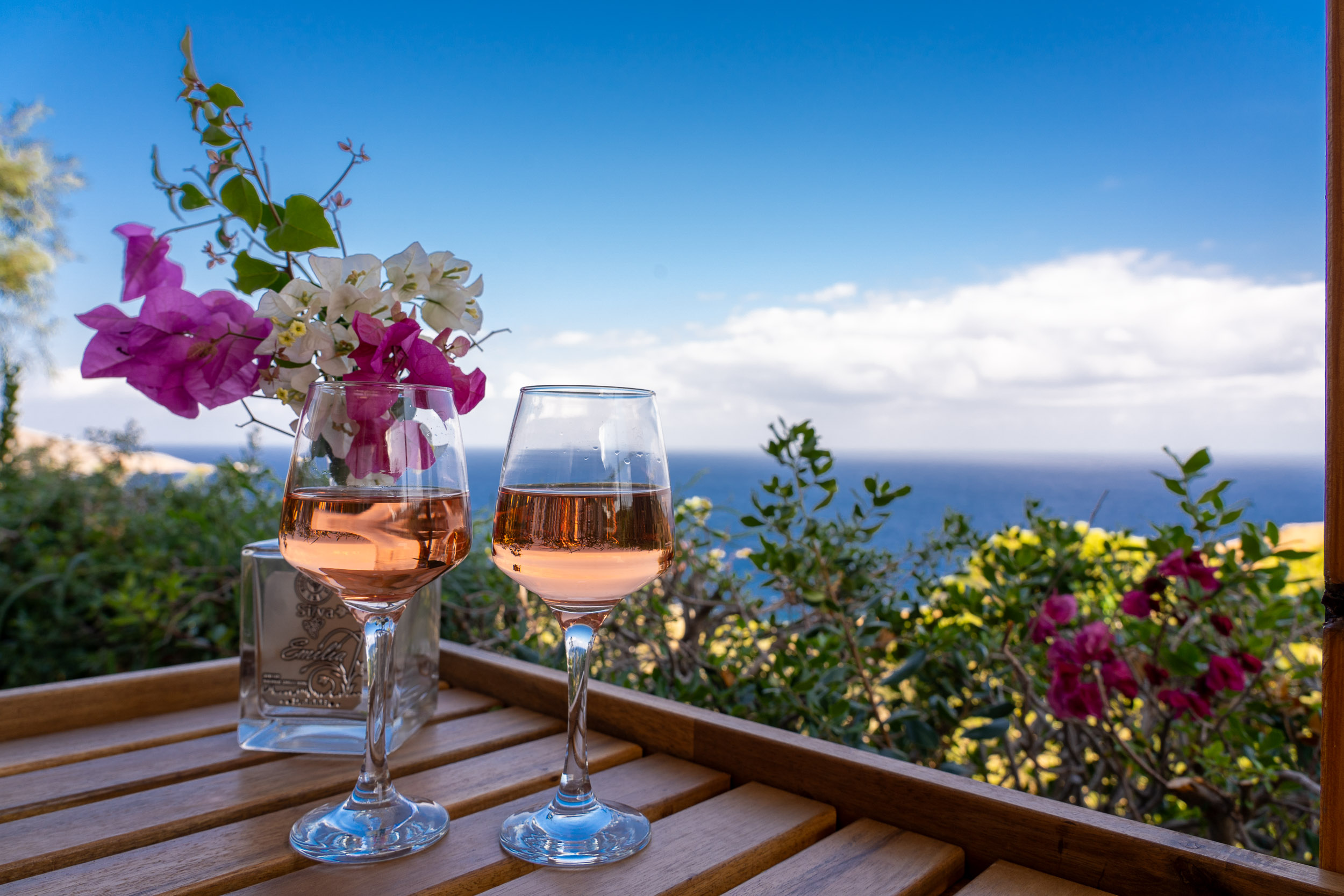 Twee glazen rose op balkon