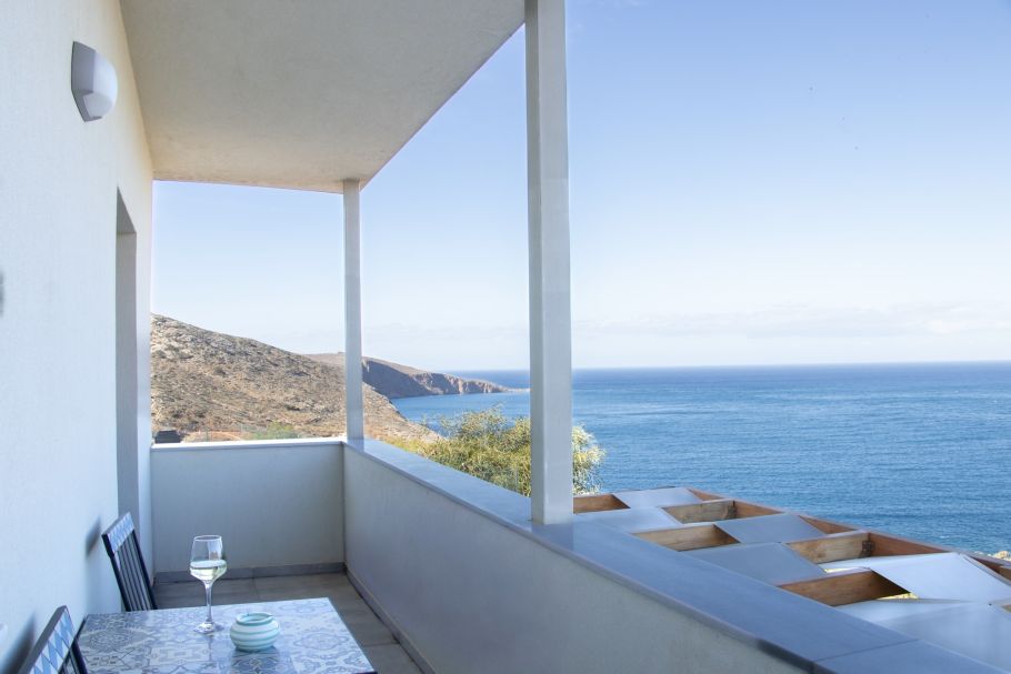 Bomen in tuin met zeezicht