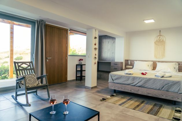 Woonkamer en tweepersoons bed